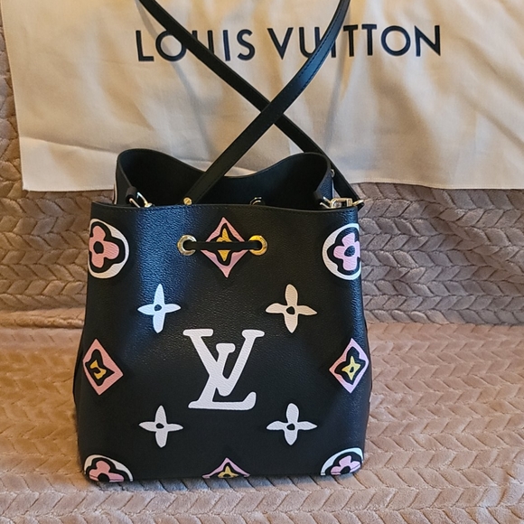 NeoNoe Wild at Heart Louis Vuitton Black Monogram Neo Noe Cross Body Bag - Picture 9 of 17
